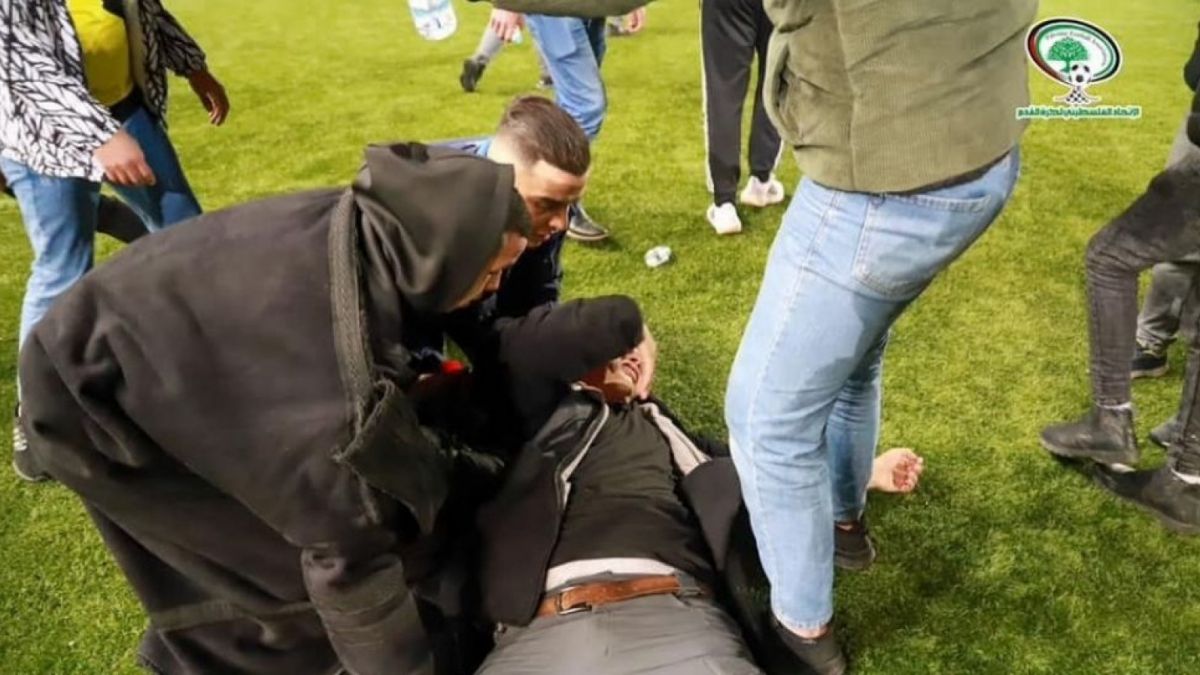 Suporter sepak bola di Liga Palestina ketika mendapatkan serangan dari Tentara Israel, yang secara tiba-tiba masuk ke lapangan dan melepaskan gas air mata ke area pertandingan dan tribun penonton. [Foto: Twitter - faktabola]