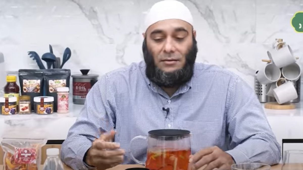 Dokter Zaidul Akbar menyarankan mengonsumsi minuman dektoks saat berbuka dan sahur selama Ramadan. [Youtube JSR Store]
