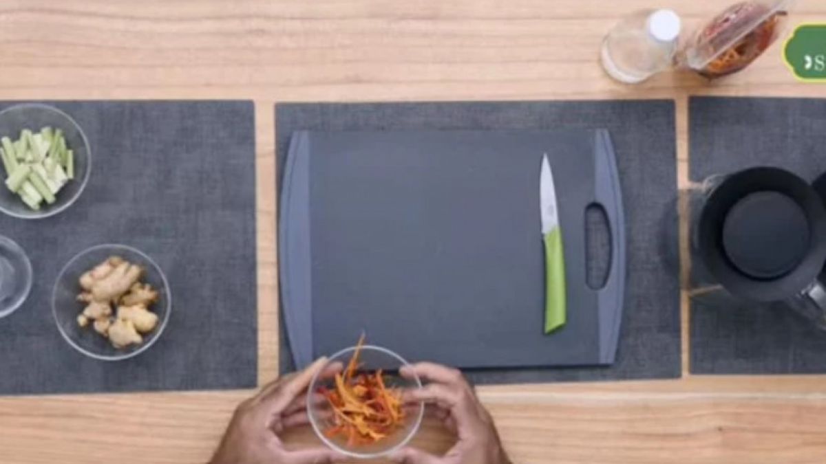 Kayu secang yang masuk bagian bahan minuman detoks ala Zaidul Akbar. [JSR Store]