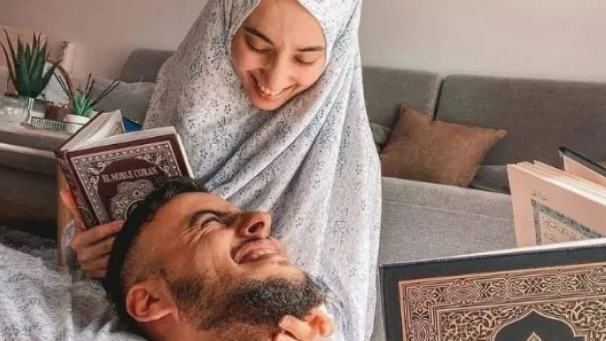 Ilustrasi pasangan suami istri. Berdoa diberi kekuatan agar suami bisa membahagian istri saat berhubungan intim. [suara.com/pinterest]