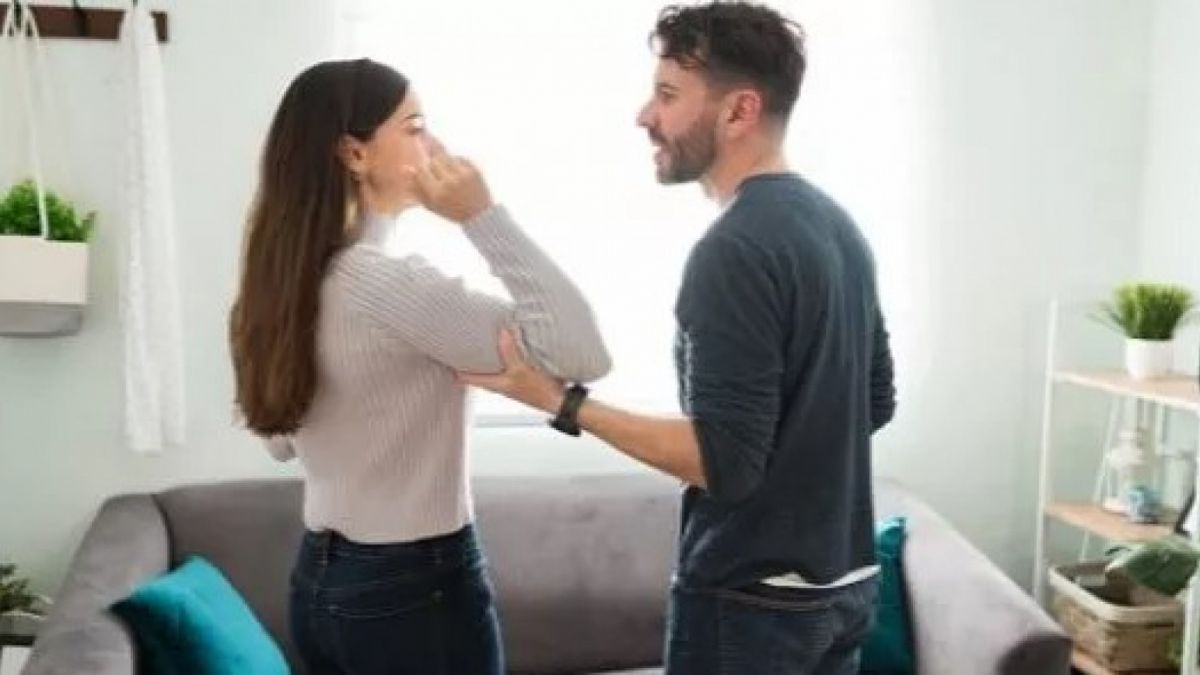 Ilustrasi suami istri saat akan melakukan hubungan intim. Penjelasan Ustads Abdul Somad tentang istri boleh menolak suami untuk hubungan seks saat adzan berkumandang. [suara.com/istockphoto.com]