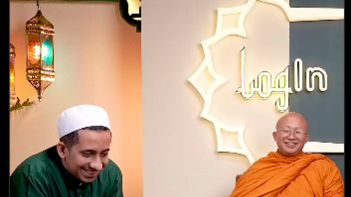 Perbincangan santai, ringan dan penuh tawa namun sarat dengan nilai positif. Habib Jafar ketika menjawab pertanyaan dari Banthe Buddha yangmembuat dirinya terkejut dan panik. [Foto: Instagram]