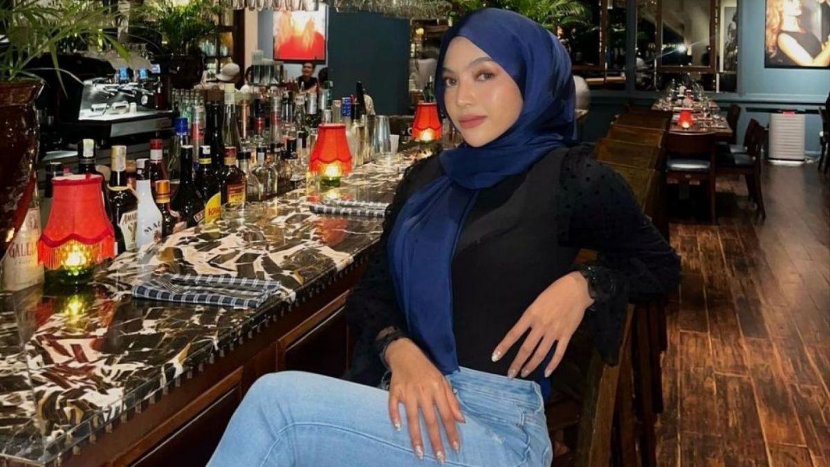 Oklin Fia, TikToker cantik yang mengaku kerap mendapat pesan dari sosok pria berinisial AZ. [(Instagram/@oklinfia)]