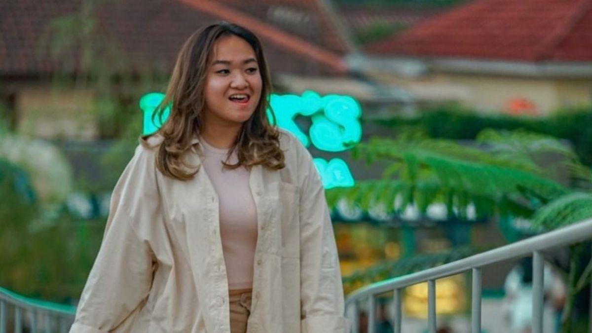 Nadya Holscher, adik Nathalie Holscher memutuskan untuk menjadi mualaf. [(Instagram/@nadyaholscher)]