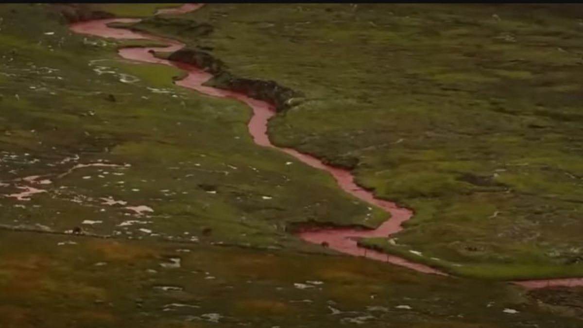 Sungai berubah warna di Peru. [Video on the spot terbaru]