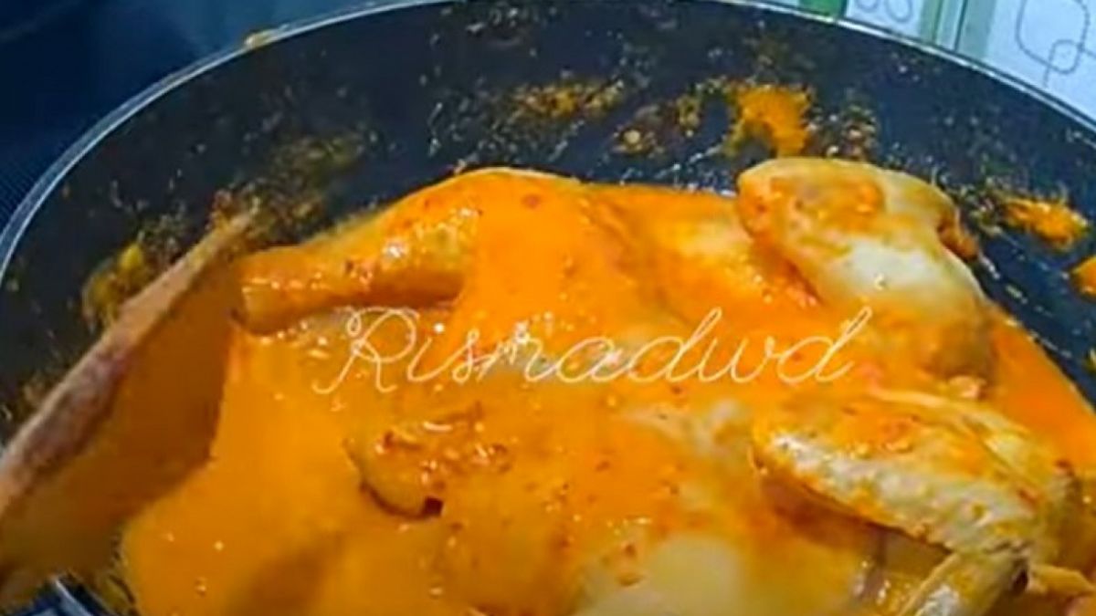 Proses membuat ayam bakar Taliwang khas Lombok. [Risna didapur wong ndeso]