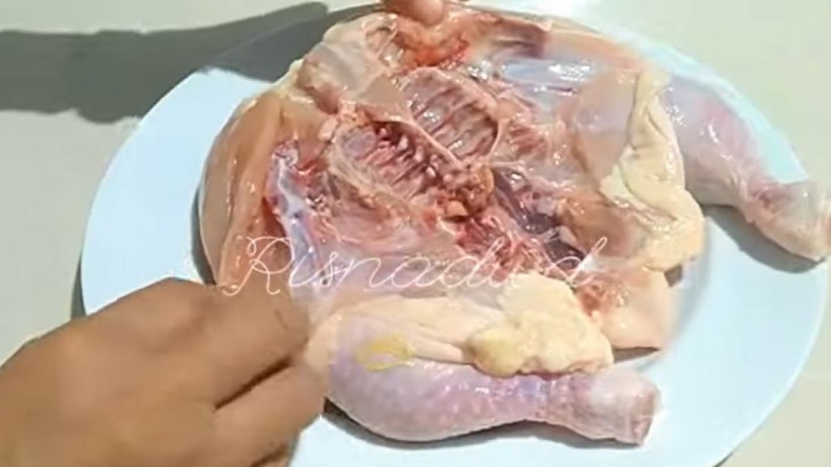 Proses membuat ayam bakar Taliwang khas Lombok.