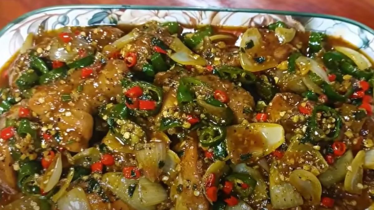 Berikut adalah resep dan cara mengolah masakan berbahan ayam yang dikenal enak dan lezat, ayam kecap lada hitam. [Rayyan Al Ghazali]