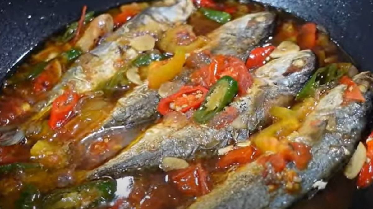 Berikut adalah olahan ikan kembung pedas yang bisa bikin kamu nafsu makan. [Youtube Dapur Lagi]