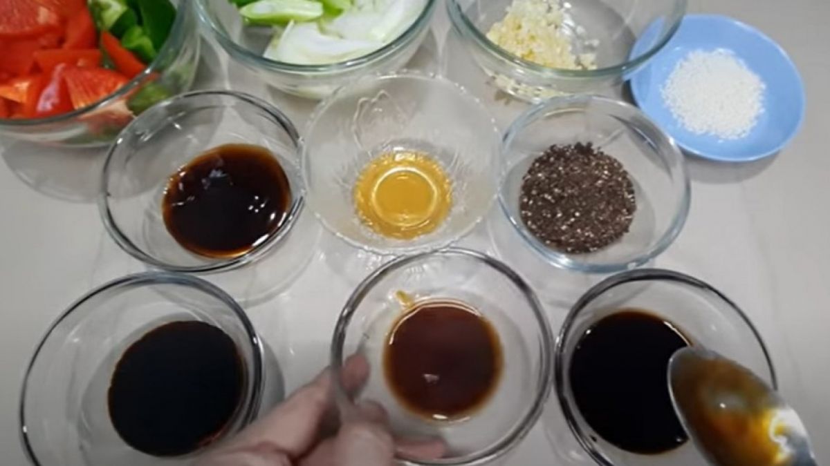 Bahan atau bumbu untuk membuat sapi lada hitam. [Nael Onion]