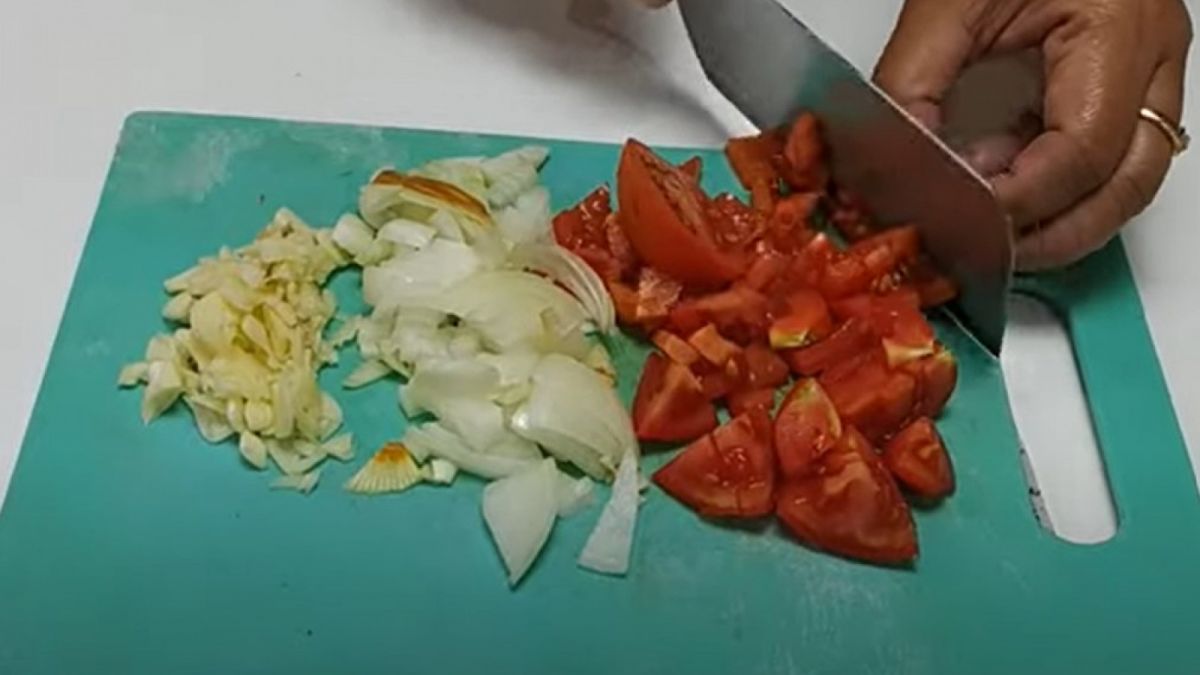 Bahan-bahan membuat spageti khas Itali, enak dan bisa dibuat di rumah. [Youtube Dapur mama Emy]