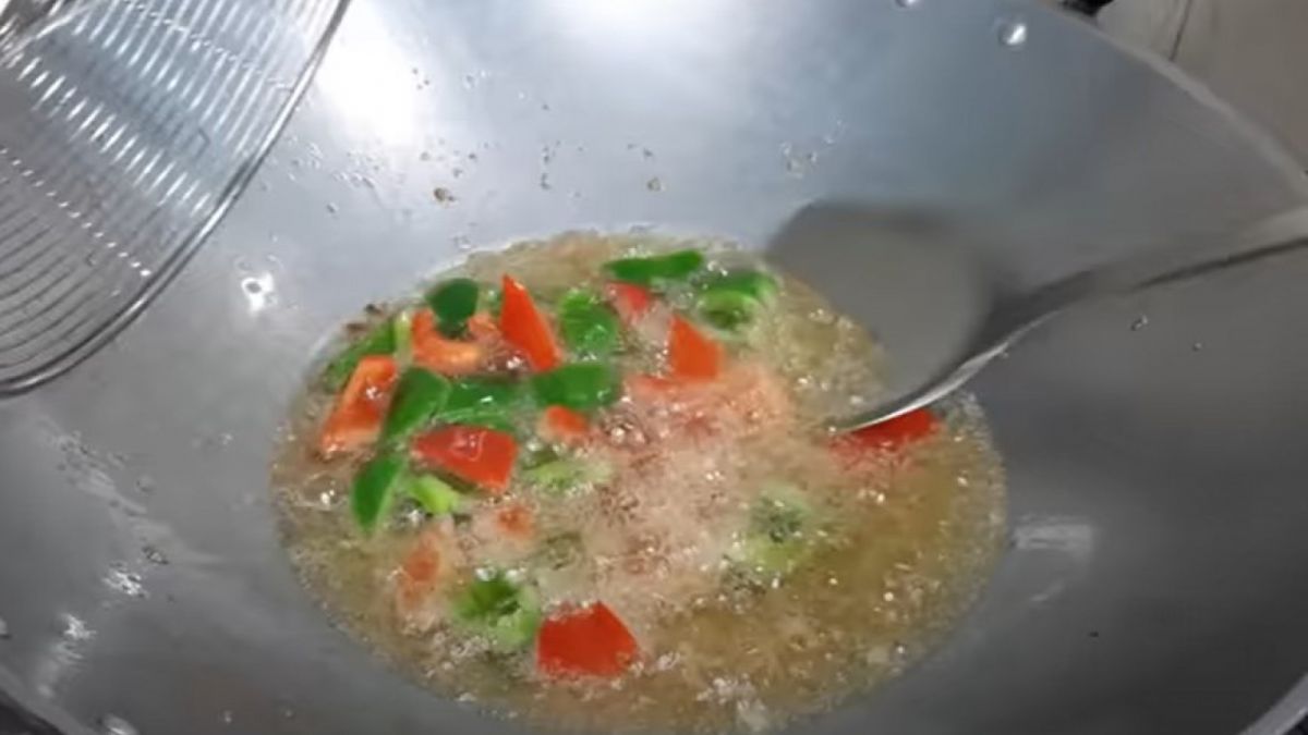 Goreng paprika sebentar. [Nael Onion]