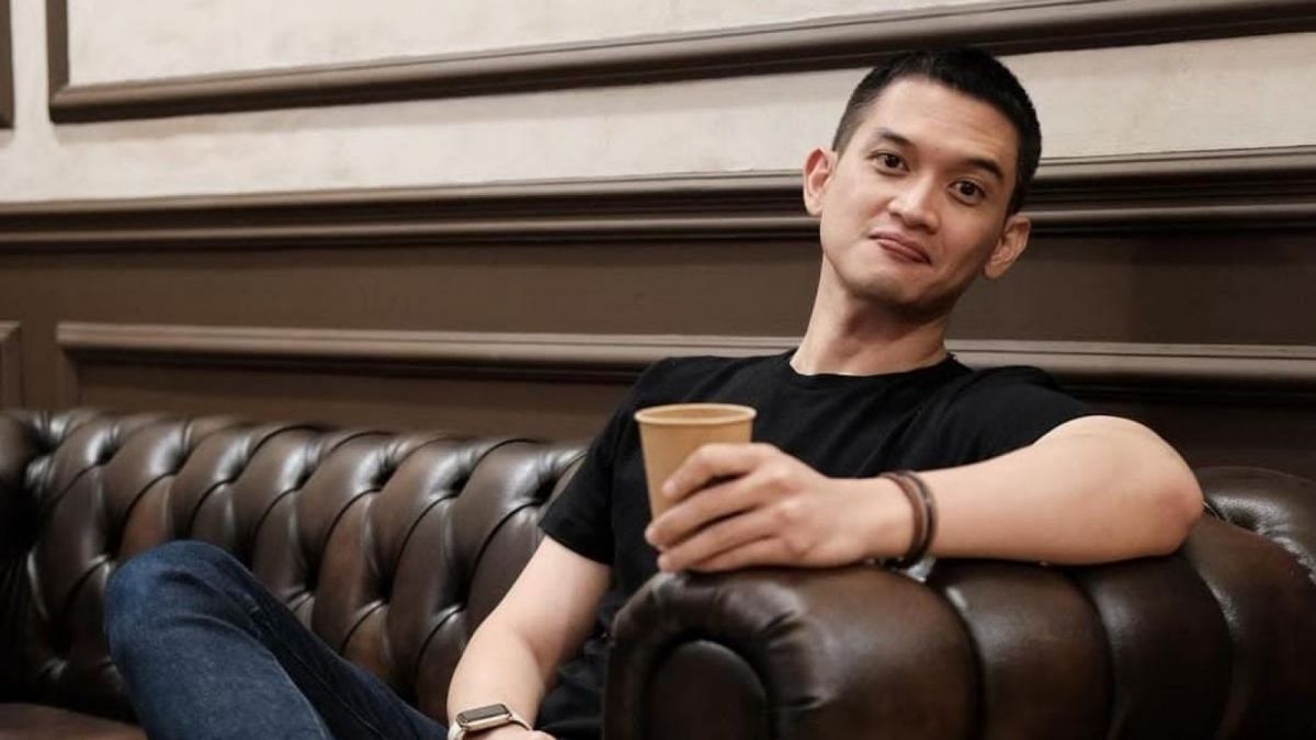 Potret Rezky Aditya yang kini ngotot untuk minta tes DNA dengan anak Wenny Ariani meski sudah ada putusan MA sebagai ayah biologis. [(instagram @thereal_rezkyadhitya)]