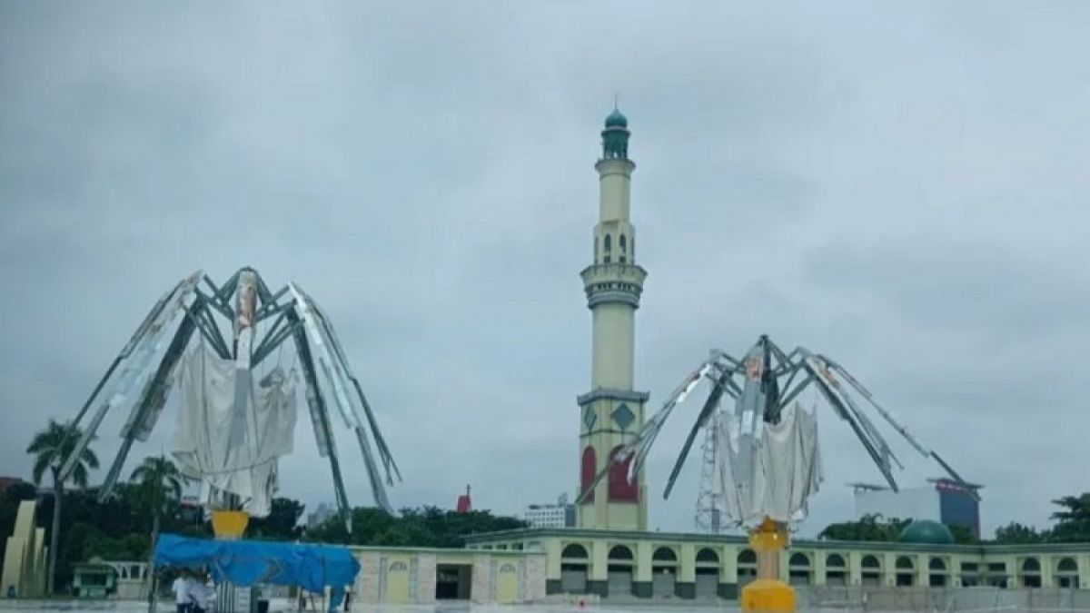 Tampak payung elektrik di kawasan Masjid Raya An-Nur Pekanbaru. Proyek pembangunan payung elektrik tersebut diduga ada unsur tindak pidana korupsi. [Dok. ANTARA/Annisa Firdausi.]