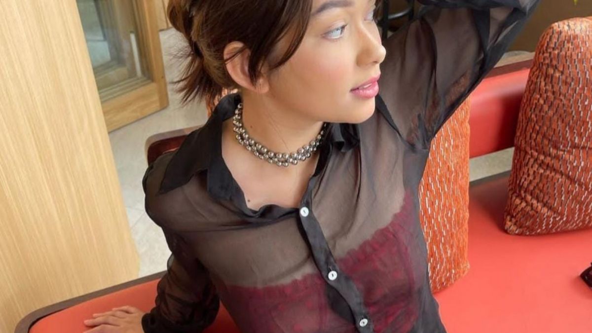 Baju hitam transparan yang Rebecca kenakan sangat membuat dirinya menggoda dan seksi. [Instagram @rklopper]