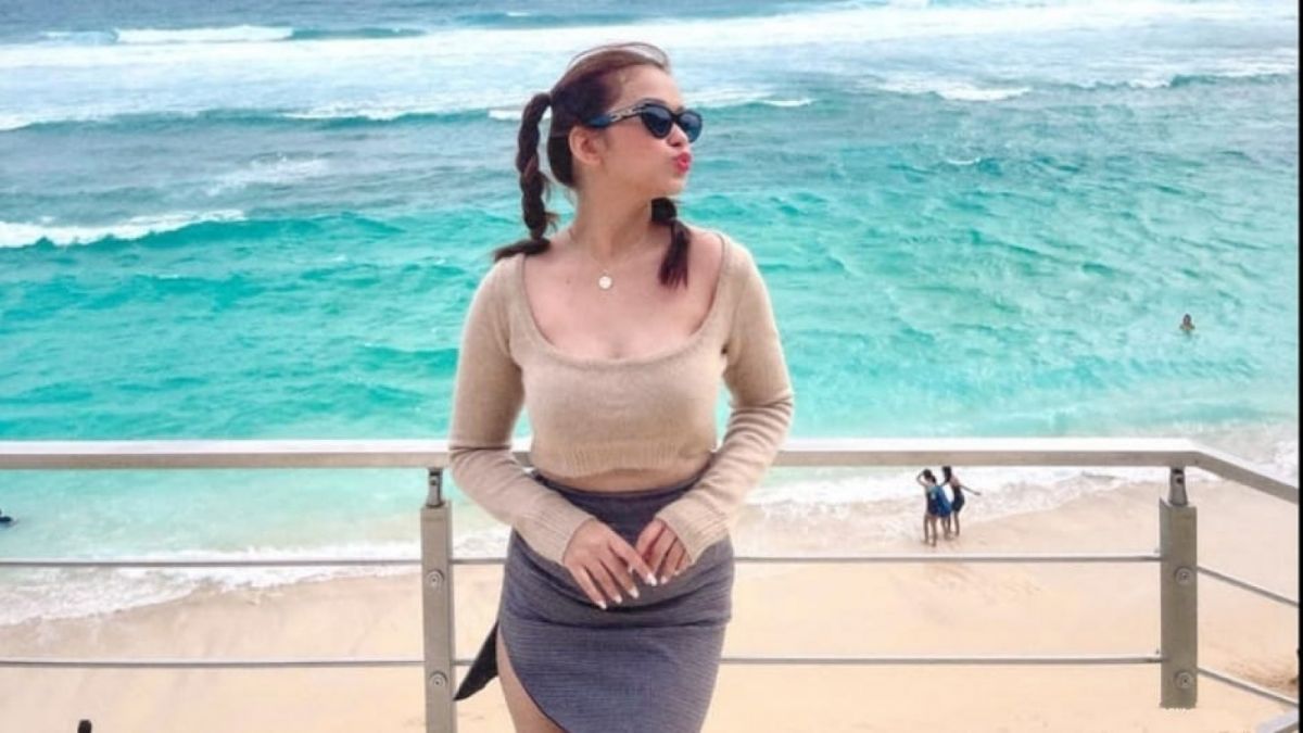 Baju crop coklat dengan lengan panjang membuat Rebecca terlihat body goals. [Instagram @rklopper]