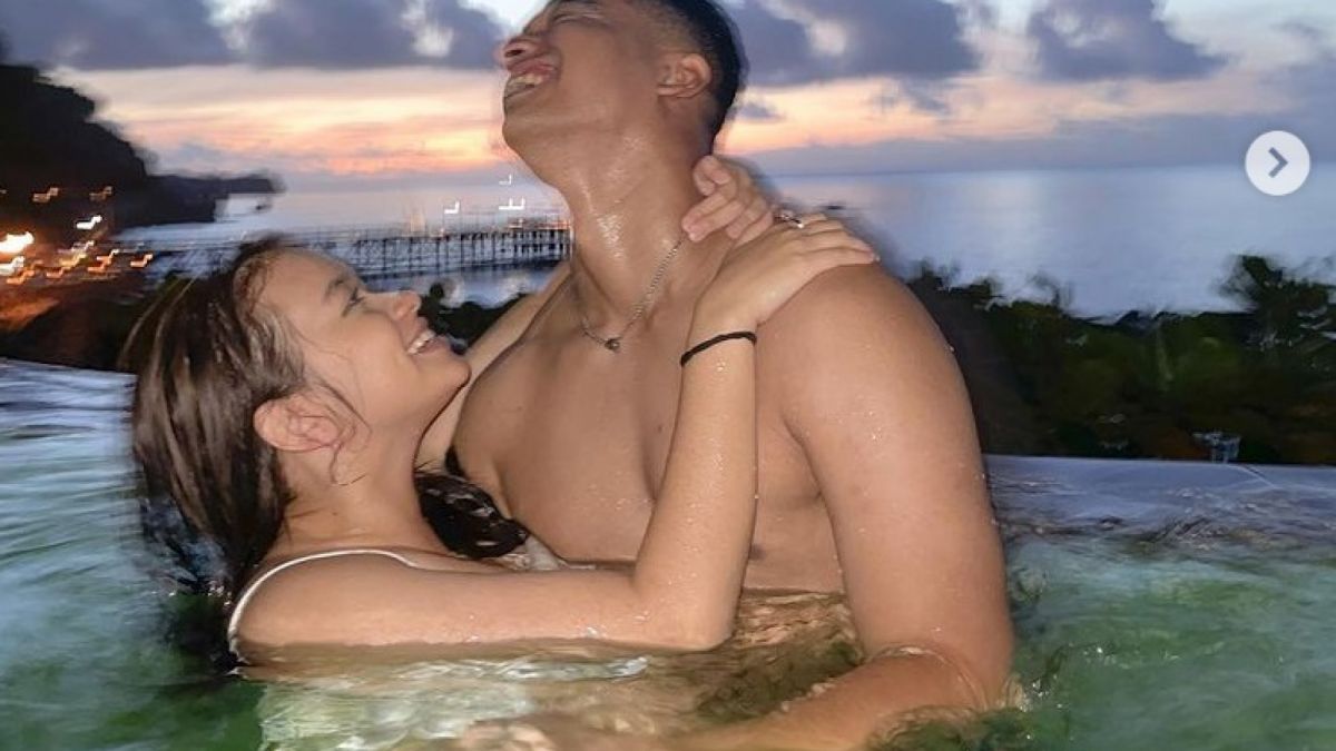 Rebecca Klopper dan Fadly Faisal tengah liburan bersama. Gaya pacaran Rebecca pun menjadi sorotan usai viral video syur 47 detik mirip dirinya beredar di media sosial. [Instagram.]