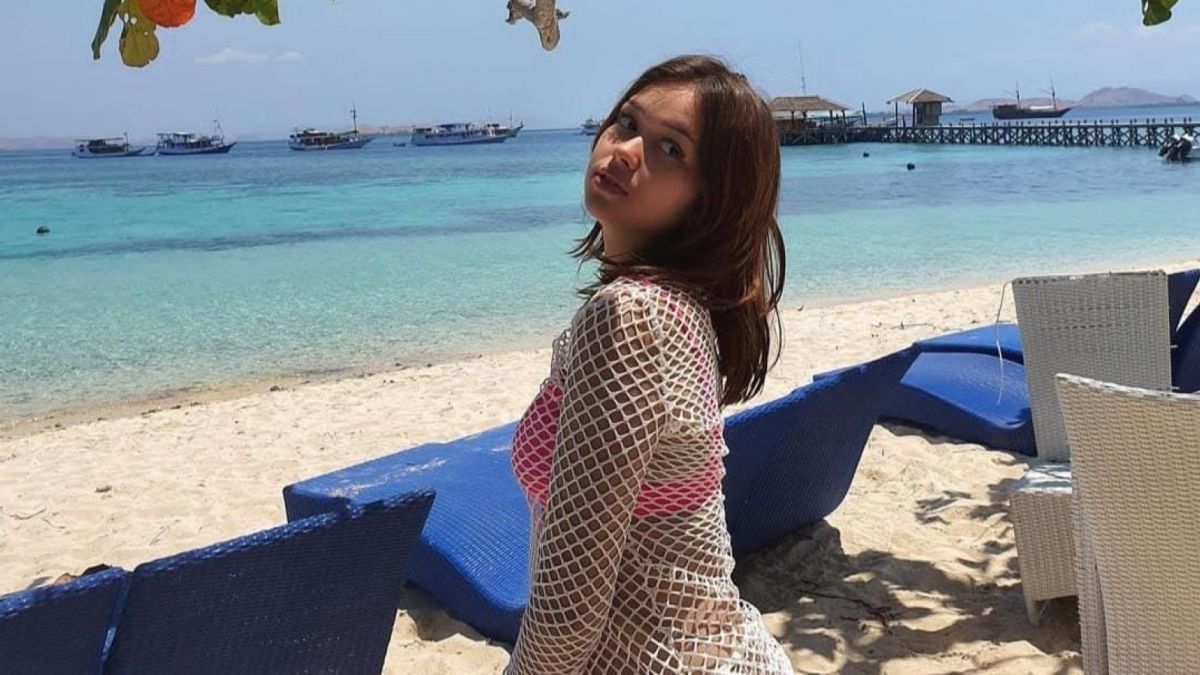 Rebecca menggunakan bikin pink yang membuat ia sangat seksi. [Instagram @rklopper]