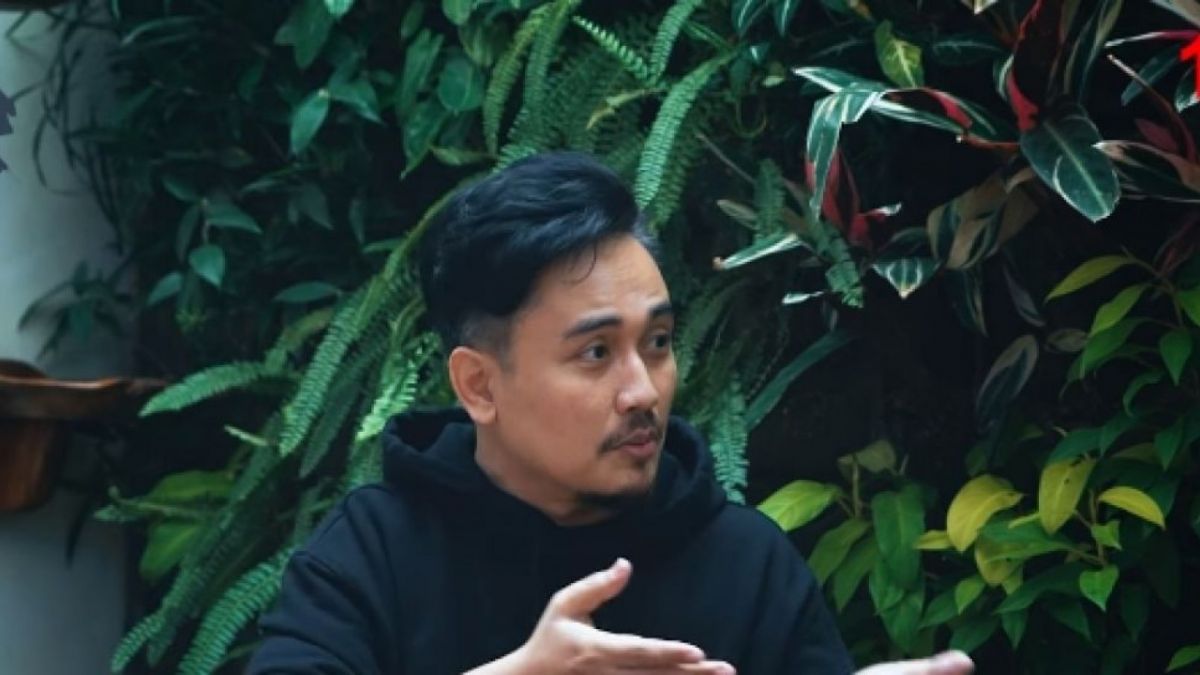 Denny Darko menerawang lewat kartu soal video syur mirip Rebecca Klopper beredar viral di medsos. [YouTube Denny Sumargo.]