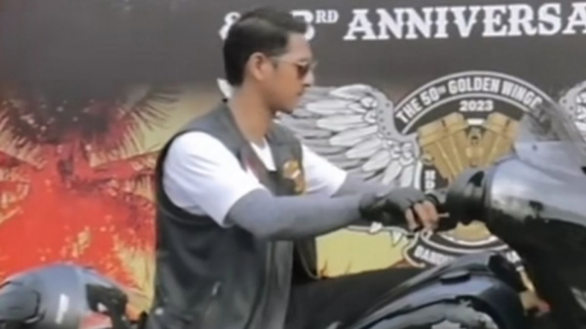 Gaya Arya Saloka bersama motor Harley di stand Golden Memorial Wingday 2023. [Instagram @arnefams.kalsel]