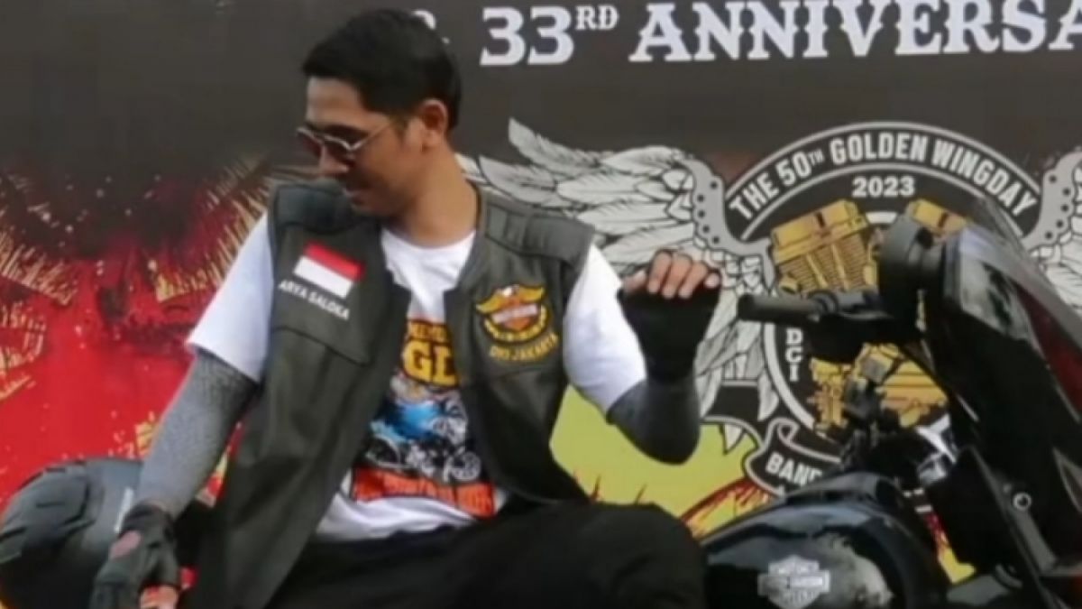 Gaya Arya Saloka bersama motor Harley di stand Golden Memorial Wingday 2023. [Instagram @arnefams.kalsel]