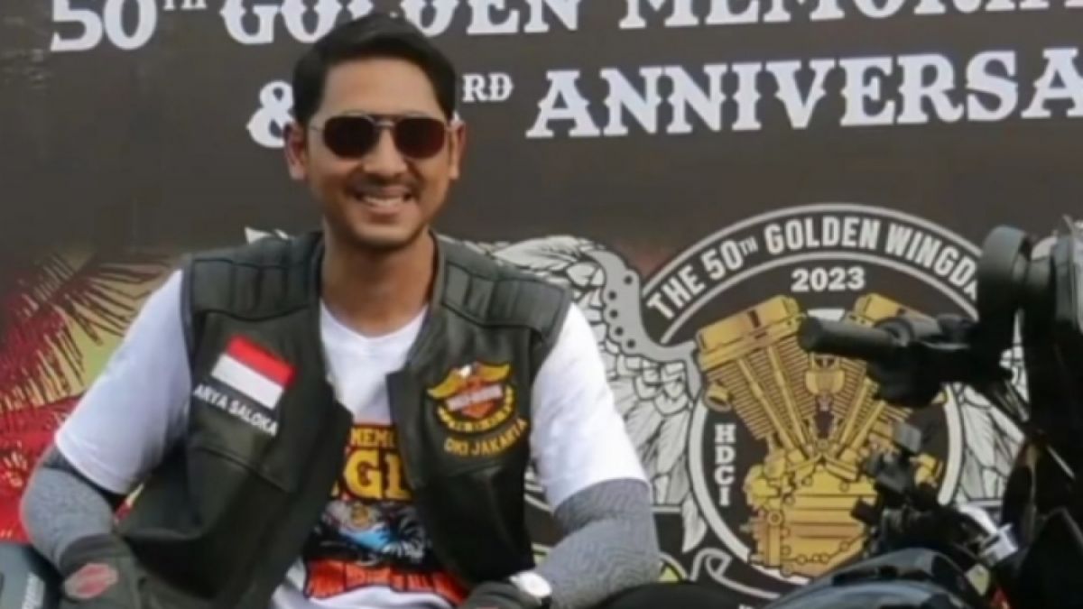Gaya Arya Saloka bersama motor Harley di stand Golden Memorial Wingday 2023. [Instagram @arnefams.kalsel]