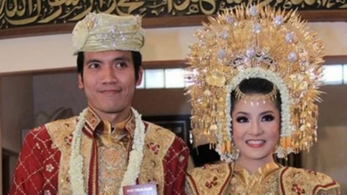 Potret Desta dan Natasha Rizki Kenakan Suntiang saat Menikah.(Instagram/@desta80s)