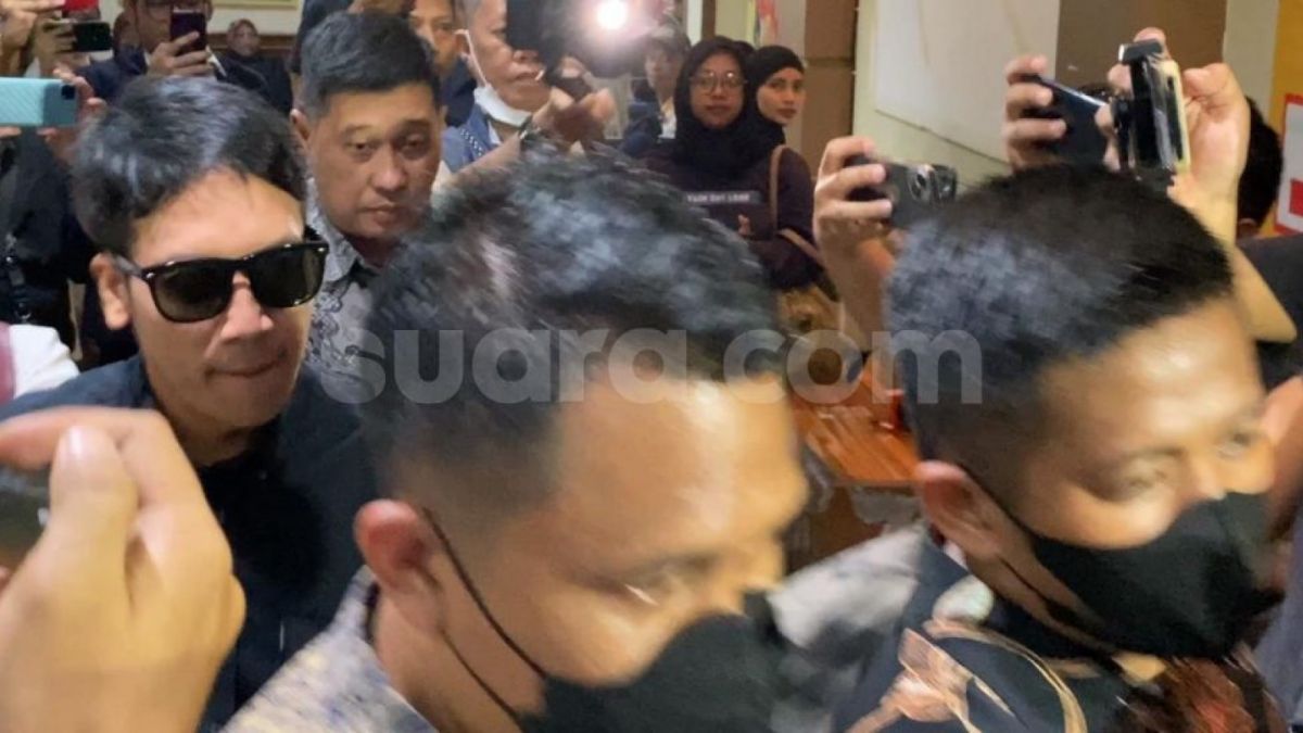 Desta mengenakan kemeja hitam dan kaca mata hitam masuk ke rumah sidang PA Jaksel, Senin (29/5/2023). [Suara.com/Adiyoga Priyambodo]