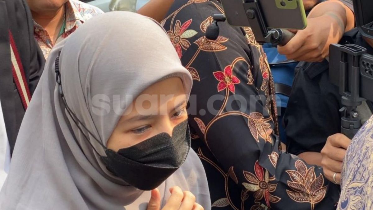 Natasha Rizki saat menghadiri sidang cerai perdana di PA Jaksel, Senin (29/5/2023). [Suara.com/Adiyoga Priyambodo]