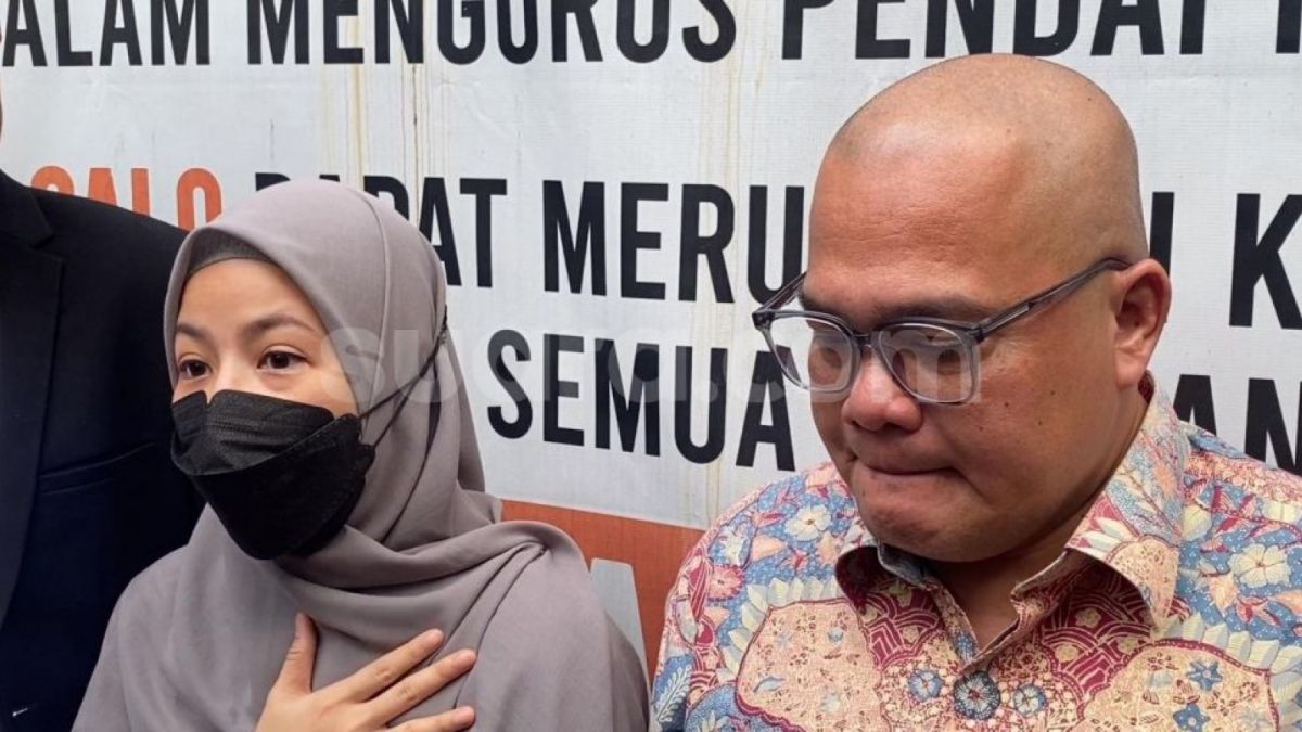 Natasha Rizki diwawancara sejumlah awak media usai menjalani agenda media pada sidang cerai perdana dengan Desta di PA Jaksel, Senin (29/5/2023). [Suara.com/Adiyoga Priyambodo]