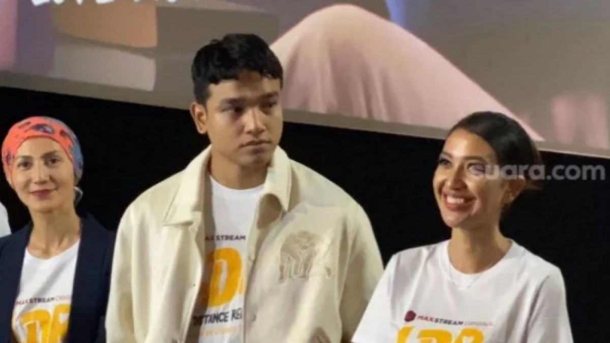 Lirikan Fadly Faisal di atas panggung jumpa pers film LDR melihat ke semua arah seperti takut ditanya kasus Rebecca Klopper. [Suara.com]