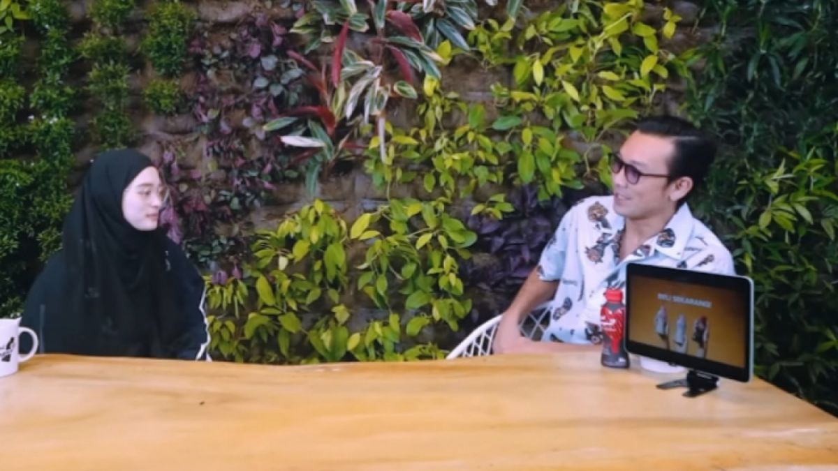 Potret Inara Rusli diundang di podcast YouTube milik Denny Sumargo. [YouTube CURHAT BANG Denny Sumargo]