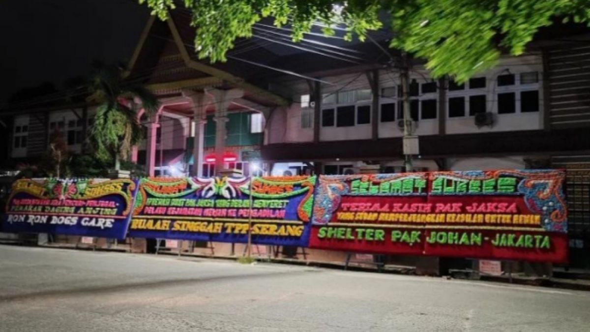 Karangan bunga penuhi halaman kantor Pengadilan Negeri Pekanbaru. [Instagram @pkucity]