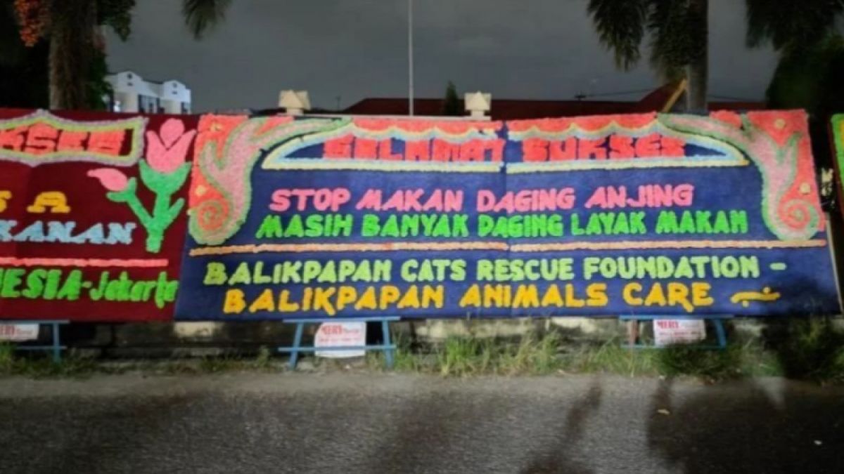 Karangan bunga bentuk apresiasi tindak pelaku kejahatan pencuri dan penadah hewan anjing. [Instagram @pkucity]