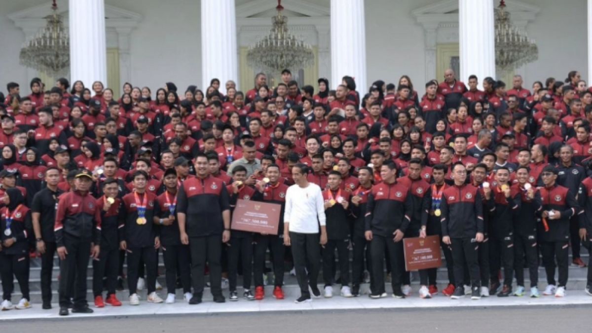 4 pemain muda Persija Jakarta dan semua atlet cabang olahraga lain pose bersama Presiden Jokowi. [Persija.id]