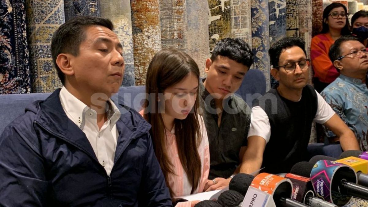 Potret Fadly Faisal dan kuasa hukum Sandy Arifin temani Rebecca Klopper di konferensi pers. [Rena Pangesti/Suara.com]