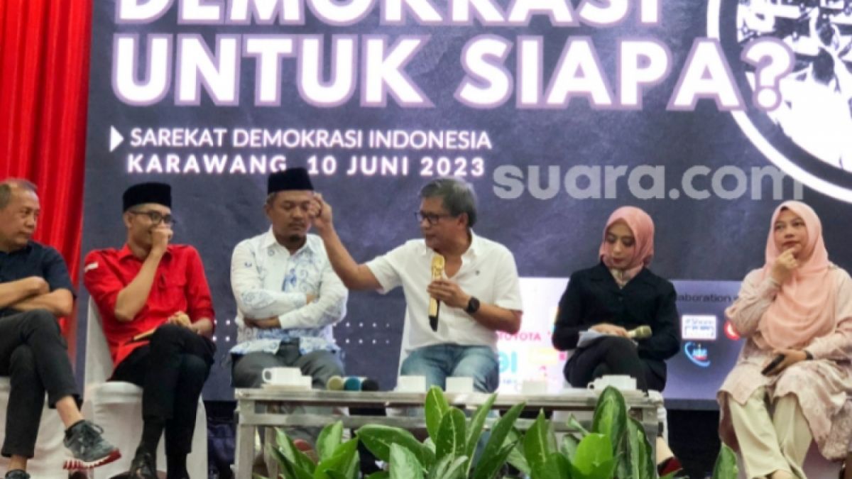 Rocky Gerung bersama narasumber lain dari anggota DPR RI dan aktivis. [Suara.com/Hilal Aulia Pasya]