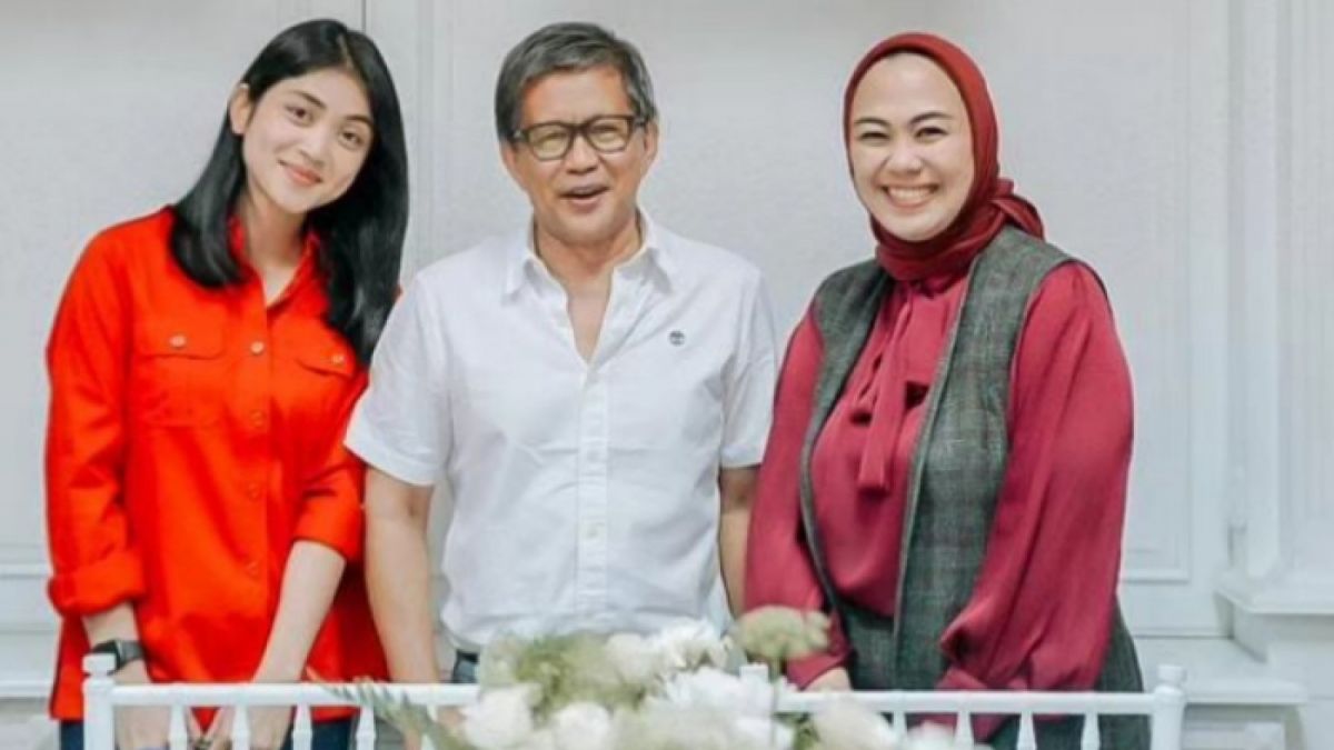 Rocky Gerung foto bersama Bupati Karawang, Cellica Nurrachadiana dan Sekjend SDI, Salsabila Syaira. [Instagram @cellicanurrachadiana]