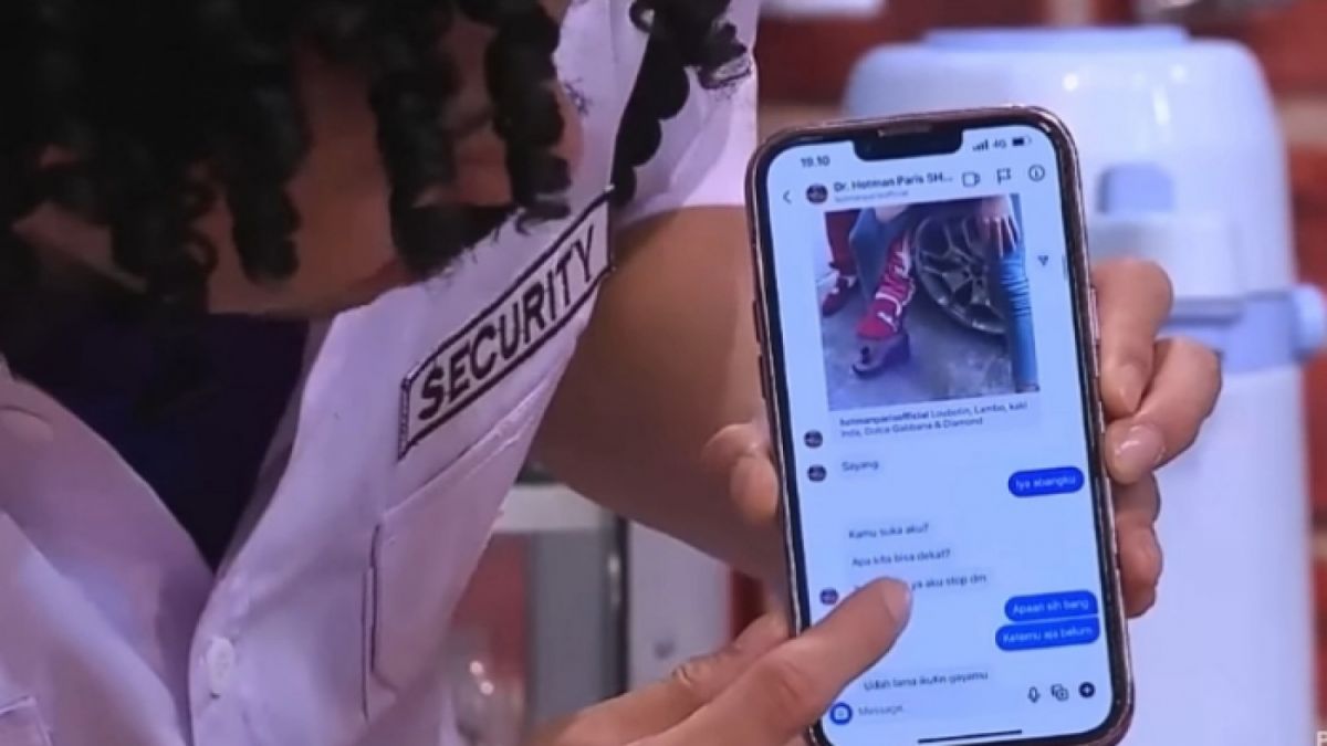 Raffi Ahmad melihatkan DM Instagram Hotman Paris dan Nita Gunawan. [YouTube TRANS TV Official]