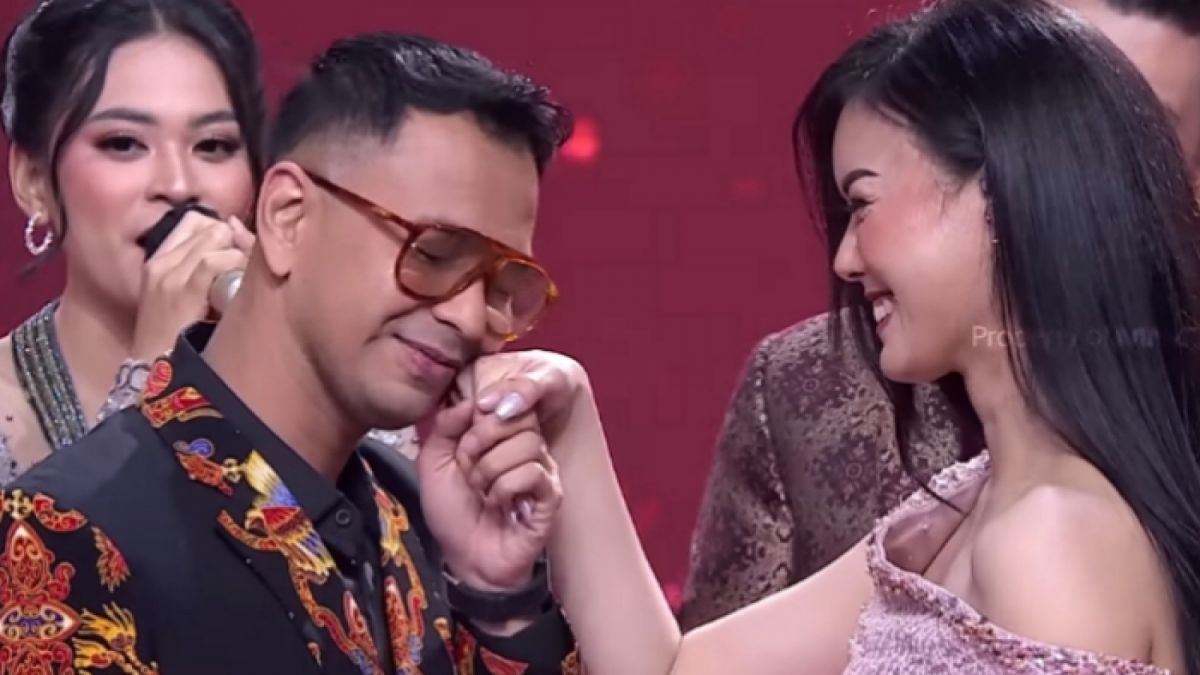 Raffi Ahmad cium tangan Nita Gunawan di Kontes Ambyar Indonesia. [YouTube MNCTV OFFICIAL]