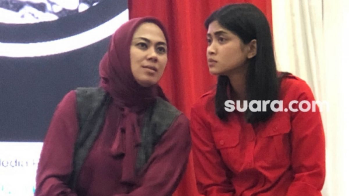 Bupati Karawang, Cellica Nurrachadiana dan Salsabila Syaira di HUT ke-2 Sarekat Demokrasi Indonesia. [Suara.com/Hilal Aulia Pasya]
