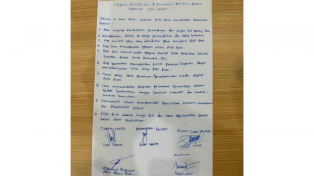 Secarik kertas berisi 10 poin integritas dari suporter PSPS Riau diterima Wali Kota Pekanbaru, Muflihun dan jajarannya. [Instagram/@muflihun.sstp.map]
