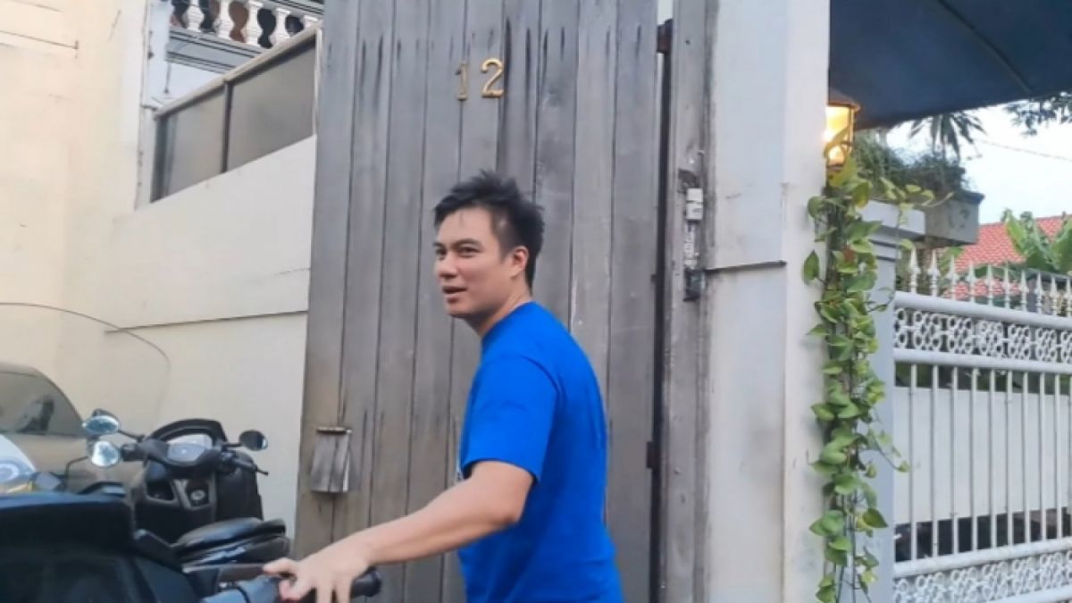Awak media sambangi kediaman Baim Wong untuk minta keterangan kondisi terbaru Paula Verhoeven pasca keguguran. [YouTube Intens Investigasi]