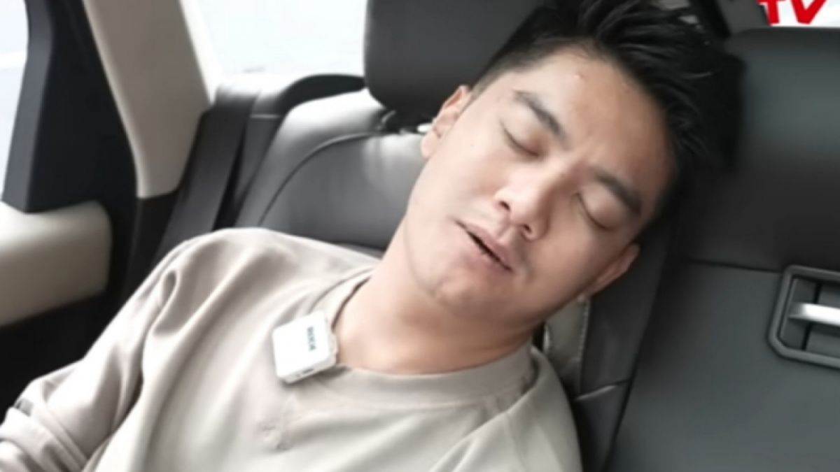 Boy William saat dihipnotis Uya Kuya mengaku tidak percaya pernikahan. [YouTube Uya Kuya TV]