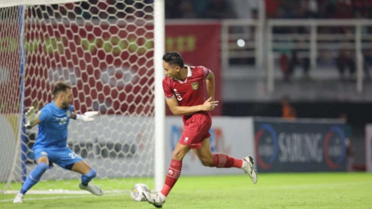 Rizky Ridho saat jadi bek di Timnas Indonesia. Hampir menjebol gawang Palestina. [Persija.id]