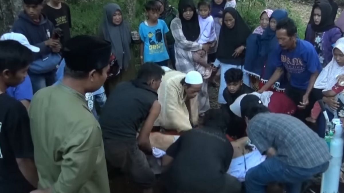 Proses evakuasi Youtuber Gilan Barbie sehabis dililit ular. [Youtube Gilang Barbie]