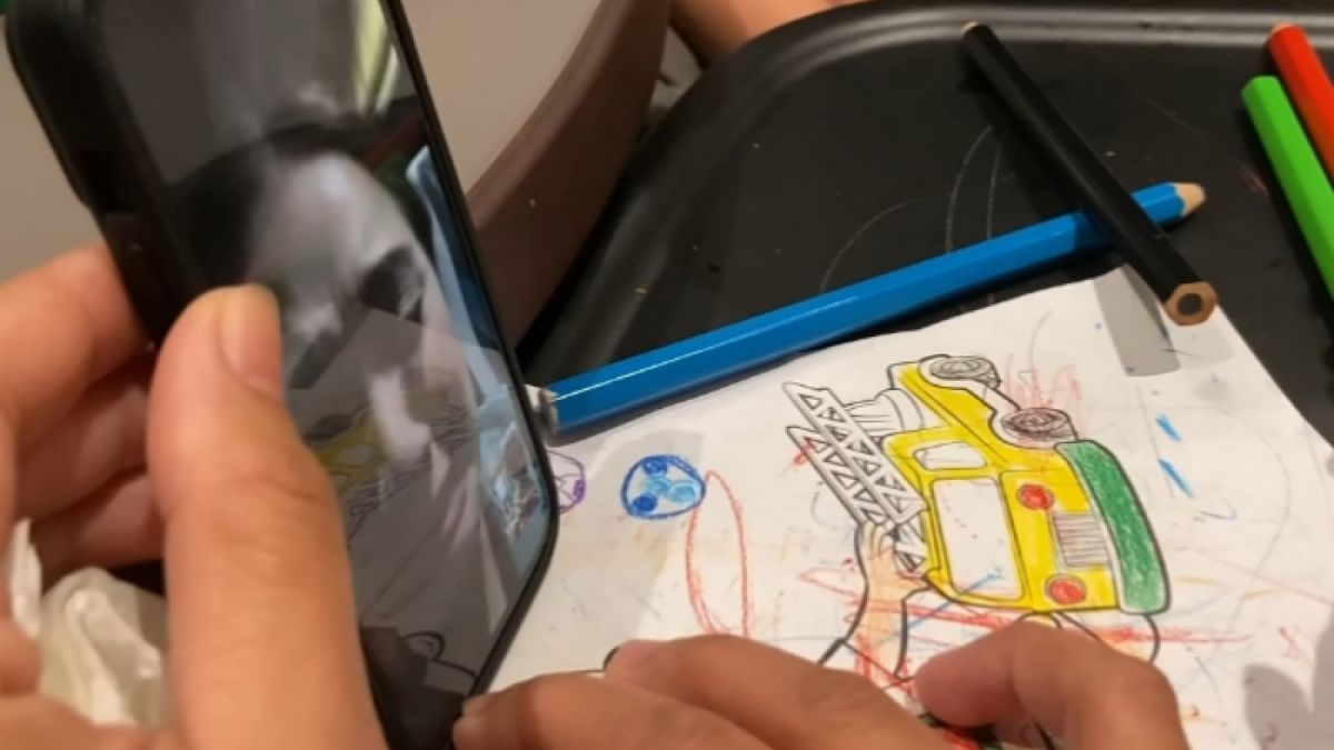 Ekspresi Nagita Slavina saat nangis merindukan Rayyanza. [YouTube Rans Entertainment]