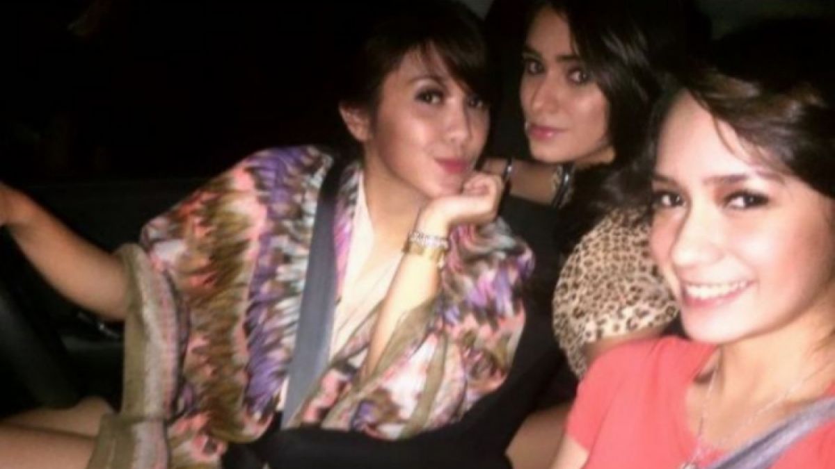 Potret Putri Anne sedang beranjak dewasa ketika pose bareng temannya. [Instagram/@anneofficial1990]