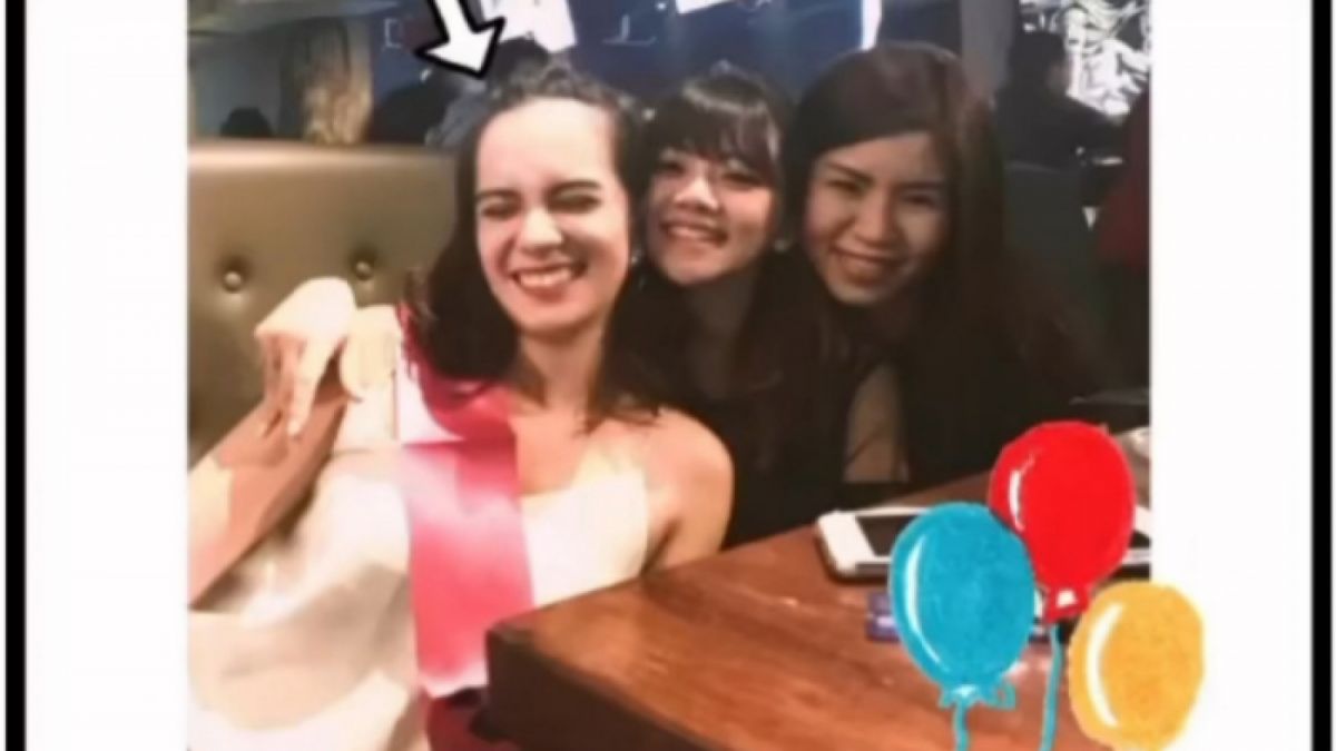 Pose Putri Anne bersama rekannya sekitar memasuki usia kepala dua.