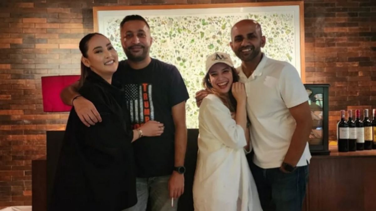 Potret istri Arya Saloka, Putri Anne dirangkul pria lain sedang foto bersama sahabatnya, Faradina Tika dan pasangannya. [Instagram/@faradinatk]